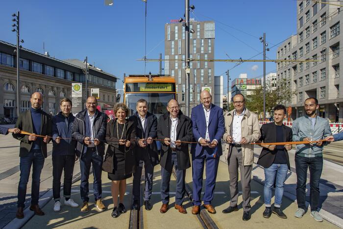Im Bild u.a. zu sehen: Erster Bürgermeister und ÖPNV-Dezernent Christian Specht, Bürgermeisterin Prof. Dr. Diana Pretzell, Martin in der Beek (Technischer Geschäftsführer rnv GmbH), Christian Volz (Kaufmännischer Geschäftsführer rnv GmbH), Marcus Geithe (Geschäftsführer MV Mannheimer Verkehr GmbH)