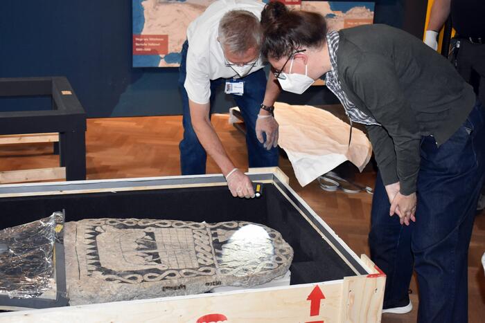 Zwei Personen kontrollieren Bildstein