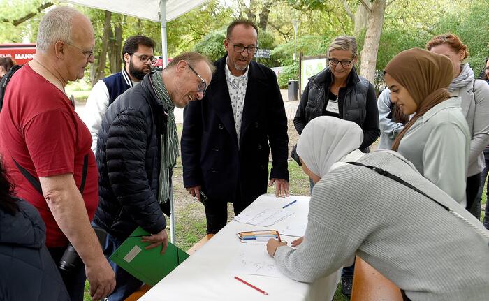 Gemeinsamer Rundgang von Dirk Grunert, Bürgermeister für Bildung, Jugend und Gesundheit, mit Vertretere*innen des Stadtjugendring Mannheim e.V., der Stadtpark Mannheim gGmbH und der Jugendförderung im Fachbereich Jugendamt und Gesundheitsamt, die das Kinderspektakel 2022 gemeinsam vorbereitet haben.  