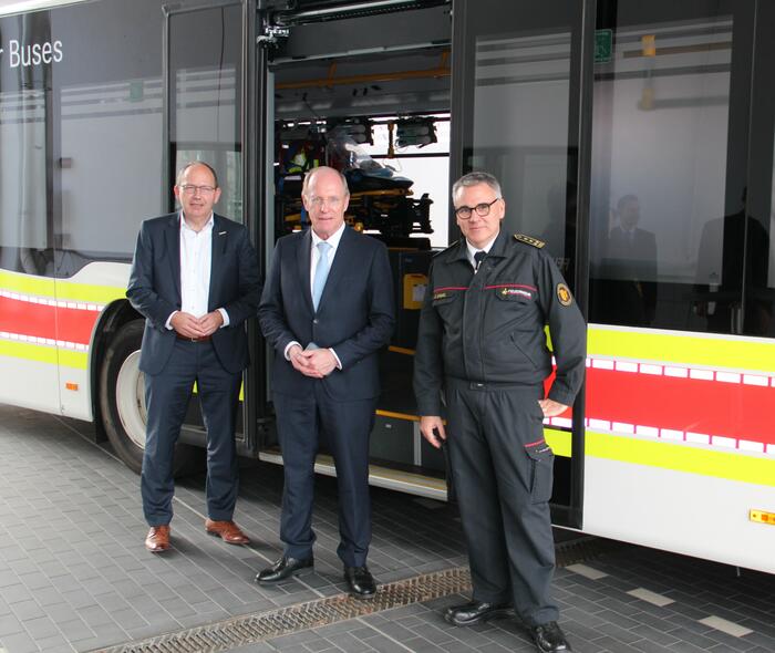Innenstaatssekretär Klenk (Mitte) mit Erstem Bürgermeister Specht (li.) und stellv. Feuerwehrkommandant Stiegel (re.) vor dem Intensivtransportbus.