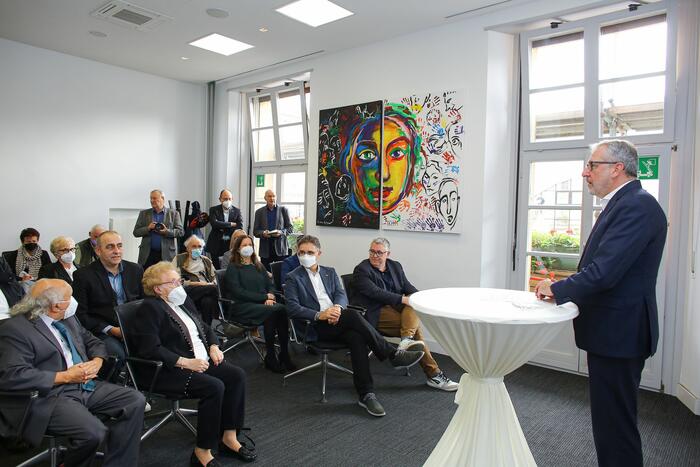 Oberbürgermeister Dr. Peter Kurz bei der Überreichung des Bundesverdienstkreuzes an Karla Spagerer