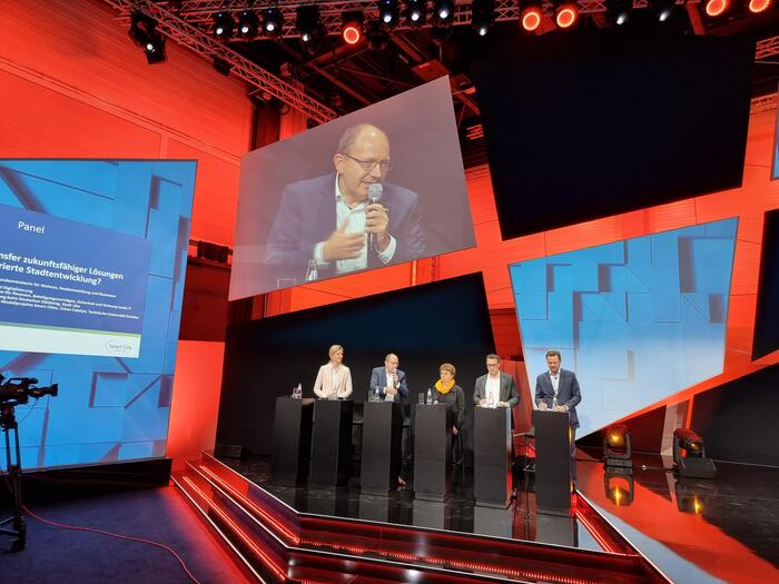 Podiumsdiskussion auf der Smart Country Convention. V.l.n.r.: Dr. Nora Reinecke, Christian Specht, Sabine Meigel, Sören Bartol, Matthias Woiwode von Gilardi