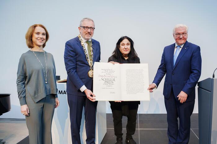 Petra Olschowski, baden-württembergische Ministerin für Wissenschaft, Forschung und Kunst, Oberbürgermeister Dr. Peter Kurz, Preisträgerin Emine Sevgi Özdamar und Laudator Bundespräsident Frank-Walter Steinmeier (v.l.n.r.) bei der Übergabe des Schillerpreises 2022 der Stadt Mannheim 