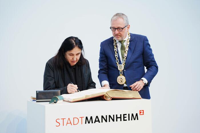 Schillerpreisträgerin Emine Sevgi Özdamar beim Eintrag ins Goldene Buch der Stadt Mannheim