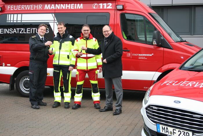 Schlüsselübergabe.  v.l.n.r.: Feuerwehrkommandant Thomas Näther, Dr. med. Michael Schöler (Sprecher LNA-Gruppe), Dr. med. Sascha Klemm (stv. Sprecher LNA-Gruppe), Erster Bürgermeister und Feuerwehrdezernent Christian Specht