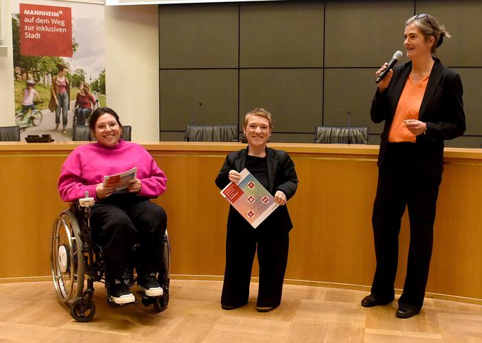 Kim Lumelius, Moderatorin, Simone Fischer, Landesbeauftragte für die Belange von Menschen mit Behinderung und Ursula Frenz, Beauftragte für die Belange von Menschen mit Behinderung der Stadt Mannheim