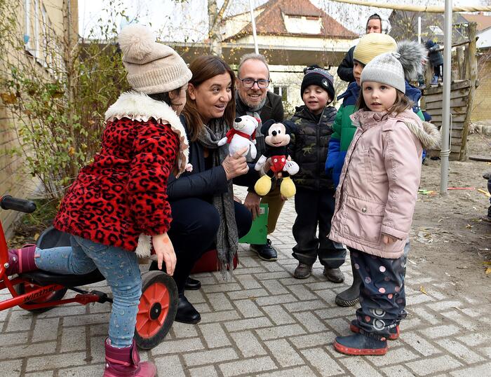 Staatssekretärin Deligöz und Grunert mit Kindern