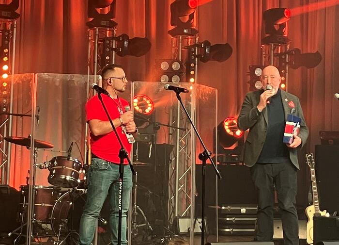 Stadtrat Markus Sprengler begrüßt bei der Spendengala "Großes Orchester der Weihnachtshilfe" die Anwesenden im Namen des Oberbürgermeisters