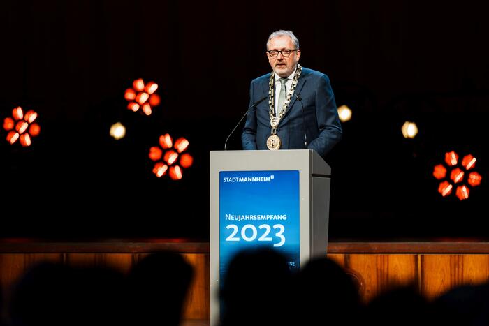 Oberbürgermeister Dr. Peter Kurz bei seiner Neujahrsrede im Rahmen des Festakts