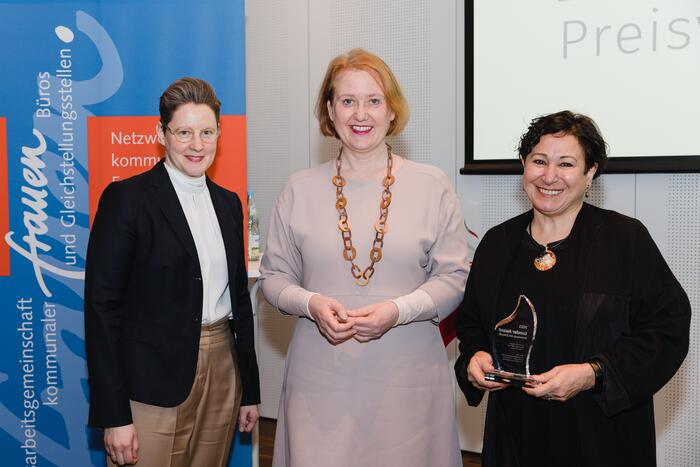 (v.l.) Gwendolin Schneider (stellvertretende Gleichstellungsbeauftragte der Stadt Mannheim), Bundesfrauenministerin Lisa Paus, Zahra Deilami (Gleichstellungsbeauftragte der Stadt Mannheim)