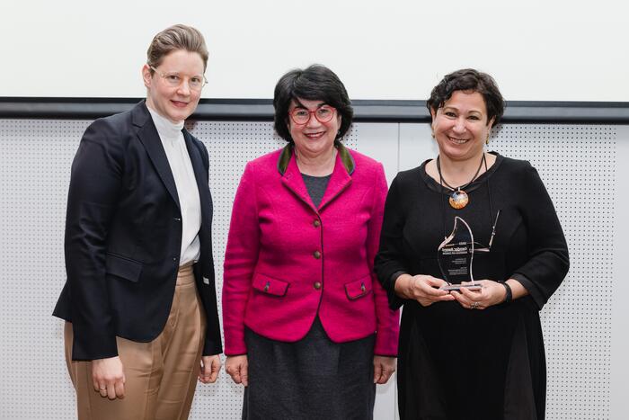 (v. l.) Gwendolin Schneider (stellv. Gleichstellungsbeauftragte der Stadt Mannheim), Laudatorin Maria Unger, Bürgermeisterin a. D. der Stadt Gütersloh, Zahra Deilami, Gleichstellungsbeauftragte der Stadt Mannheim