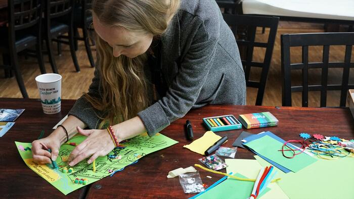 Frau bastelt ein Poster während eines Workshops