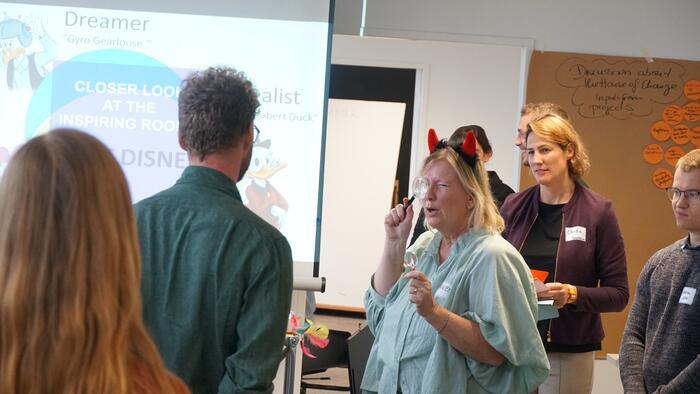 Team nutzt Verkleidung für Perspektivenwechsel bei Workshop