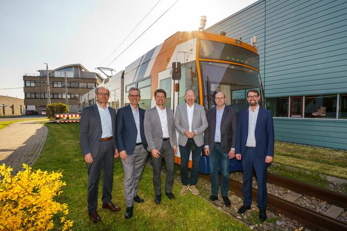 v.l.n.r.: Christian Volz (Kaufm. Geschäftsführer Rhein-Neckar-Verkehr GmbH), Carsten Südmersen (Geschäftsführer MKB Mannheimer Kommunalbeteiligungen GmbH), Dr. Robert Thomann (Geschäftsführer Smart City Mannheim GmbH), Christian Specht (Erster Bürgermeister der Stadt Mannheim), Marcus Geithe (Geschäftsführer der MV Mannheimer Verkehr GmbH), Johannes Müller (Prokurist Smart City Mannheim GmbH)