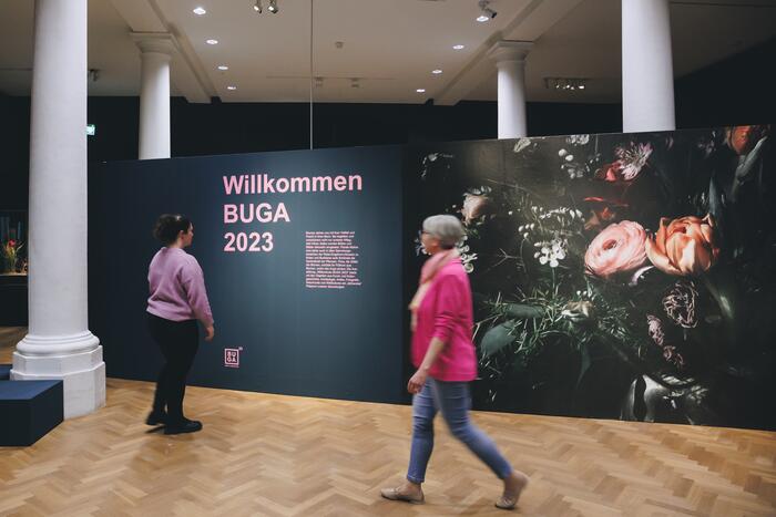 Zwei Besucherinnen in der Ausstellung "Blühende Schatzkammer"