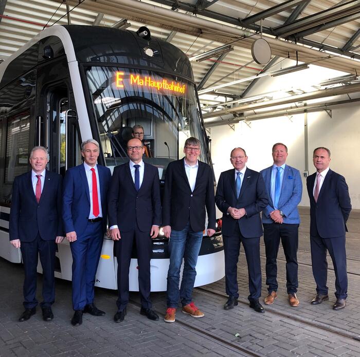 v.l.n.r.: Dr. Kay Biebler (Senior Project Director Skoda Transportation), Jan Harder (President Western Europe Skoda Group), Christian Volz (kfm. Geschäftsführer rnv), Frank Ehemann (Projektleiter RNT & Bereichsleiter Fahrzeuge rnv), Christian Specht (Erster Bürgermeister Stadt Mannheim), Mikko Koskue (Finnischer Botschaftsrat Handel und Investition), Didier Pfleger (CEO Skoda Group)