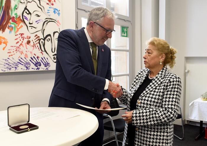 Dr. Peter Kurz überreicht Ilona Lagrene Staufermedaille in Gold
