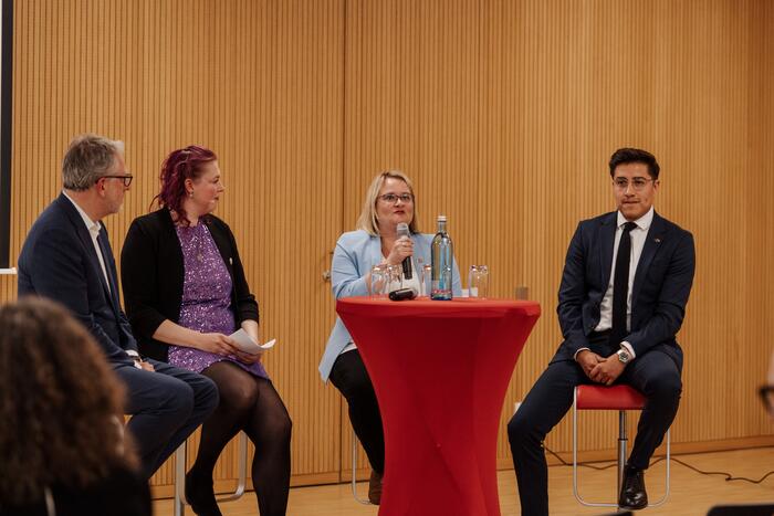 Oberbürgermeister Dr. Peter Kurz, Moderatorin des 8. Regenbogenempfangs und stellvertretende Vorsitzende des Rainbow Cities Network (RCN) sowie Vertretung der Stadt Mannheim im Vorstand des RCN, Johannah Illgner,  zusammen mit der Vorsitzenden des Rainbow Cities Network, Juliane Steeger, und dessen Geschäftsführer, Manuel Rosas Vázquez.