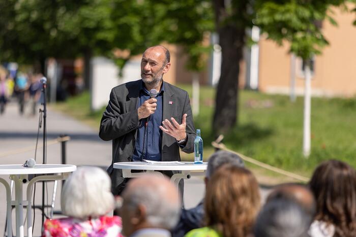 BUGA-23-Geschäftsführer Michael Schnellbach bei der Eröffnung des Erinnerungsorts an die Mannheimer „Gastarbeiter*innen“