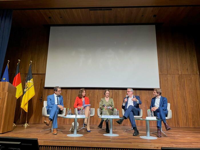 Podiumsdiskussion "Auf dem Weg zu einem klimaneutralen Europa - 100 Städte machen es vor"