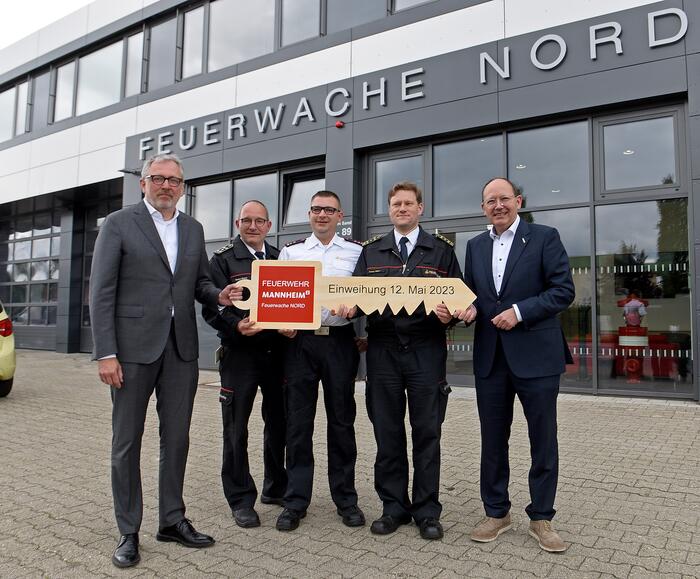 Von links nach rechts: Oberbürgermeister Peter Kurz, Wachbereichsleiter Nord Klaus Sieber, Abteilungskommandant Markus Richter, Feuerwehrkommandant Thomas Näther und Erster Bürgermeister und Feuerwehrdezernet Christian Specht stehen vor der Feuerwache Nord in der Hand einen überdimensionalen Schlüssel