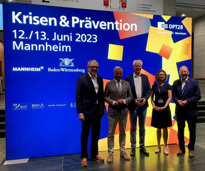 v.l.n.r.: Oberbürgermeister Dr. Peter Kurz, Innenminister Thomas Strobl, Erich Marks (Geschäftsführer DPT), Prof. Dr. Gina Wollinger (Hochschule für Polizei und öffentliche Verwaltung NRW), Erster Bürgermeister Christian Specht