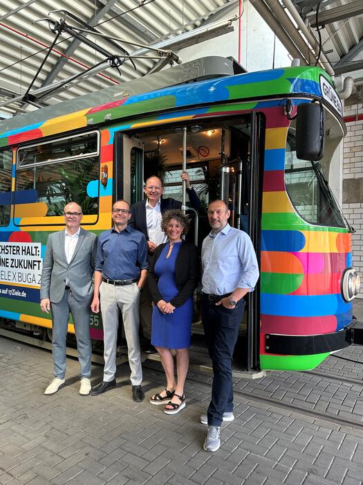 v.l.n.r.: Christian Mäntele (Leiter des Projekts #17Ziele bei Engagement Global), Christian Volz (Kaufm. Geschäftsführer der rnv), Christian Specht (Erster Bürgermeister und ÖPNV-Dezernent), Prof. Dr. Diana Pretzell (Umweltbürgermeisterin), Michael Schnellbach (Geschäftsführer der BUGA 23)