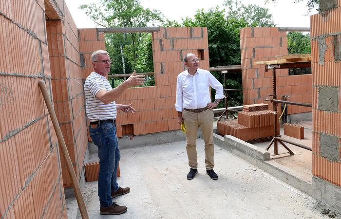 Erster Bürgermeister Christian Specht besichtigt mit Thomas Gebhardt, 1. Vorsitzender Tierschutzverein Mannheim und Umgebung e.V., die Bauarbeiten.