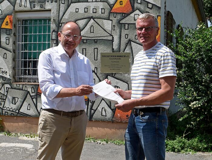 Erster Bürgermeister Christian Specht überreicht den Fördermittelbescheid an Thomas Gebhardt, den 1. Vorsitzenden des Tierschutzvereins Mannheim und Umgebung e.V.