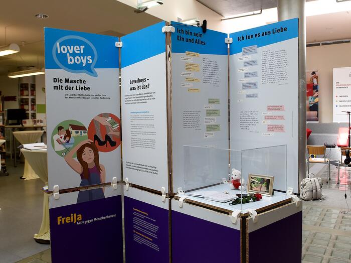 Ausstellung „Loverboys und Loverboy-Methode“ in der Zentralbibliothek der Stadt Mannheim 