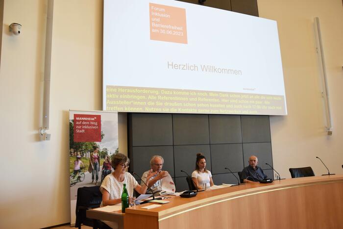 Ursula Frenz, Beauftragte für die Belange von Menschen mit Behinderungen (links), begrüßt zum Forum Inklusion und Barrirefreiheit im Juni 2023