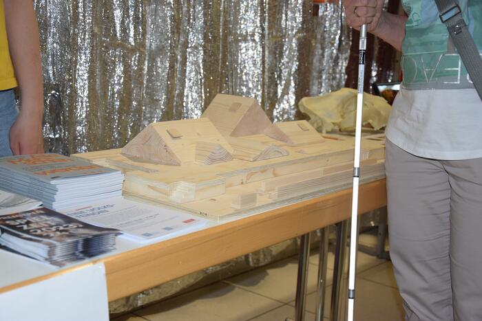 Tastmodel des Nationaltheater Mannheim (NTM) beim Forum Inklusion und Barrirefreiheit Juni 2023