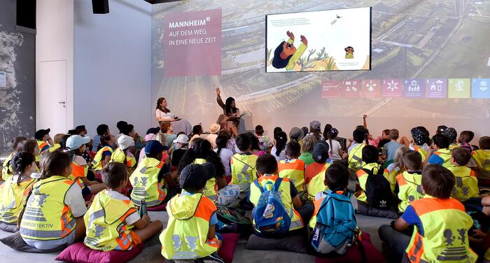 Lesung von Lina AlHathloul (01)