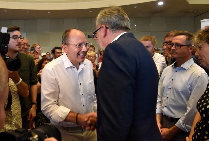 Oberbürgermeister Dr. Peter Kurz gratuliert dem neu gewählten Oberbürgermeister Christian Specht