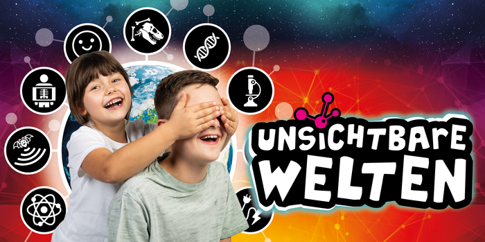Ein Mädchen hält einem Jungen die Augen zu, daneben Schriftzug: Unsichtbare Welten