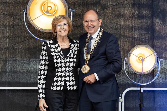 Stadträtin Marianne Seitz hat Oberbürgermeister Christian Specht die Amtskette als äußeres Zeichen der Amtsübernahme übergeben.