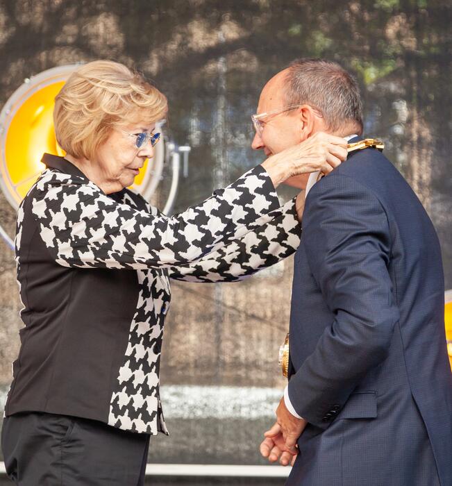 Stadträtin Marianne Seitz hat die Amtskette als äußeres Zeichen der Amtsübernahme übergeben.