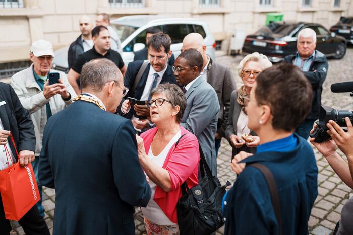 Oberbürgermeister Christian Specht im Gespräch mit Bürgerinnen und Bürgern