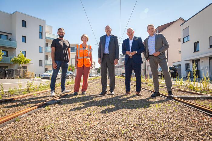 Philipp Knerr, Planung Bau bei der MWSP, Andrea Böttger, Projektleiterin der rnv, Marcus Geithe, Geschäftsführer der MV Mannheimer Verkehr GmbH (MV), Oberbürgermeister Christian Specht sowie Martin in der Beek, Technischer Geschäftsführer der Rhein-Neckar-Verkehrt GmbH (rnv), vor einem Teil der neuen Strecke