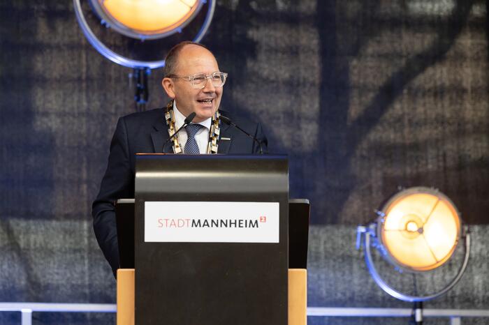 Oberbürgermeister Christian Specht bei seiner Antrittsrede im Rahmen der Amtseinführung auf dem Toulonplatz. 