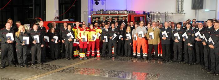 Rund 80 Einsatzkräfte von Feuerwehr und Hilfsorganisationen wurden für ihren Einsatz bei der Flutkatastrophe geehrt.