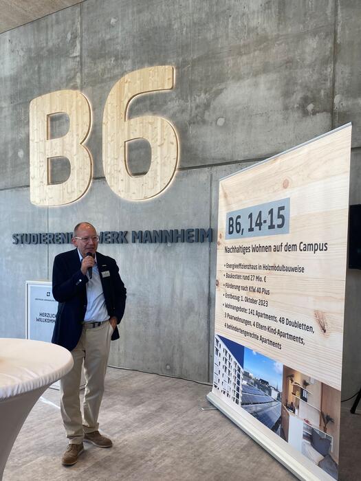 Oberbürgermeister Christian Specht bei der Einweihung des Neubaus der studentischen Wohnanlage in B 6
