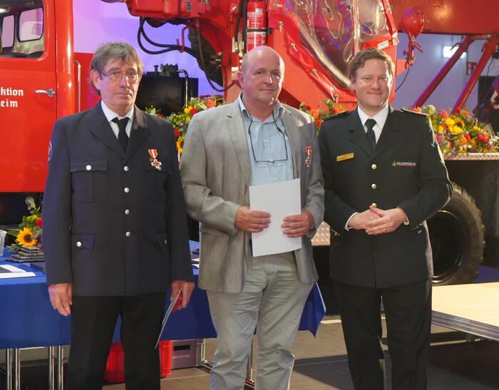 Für 50 Jahre Feuerwehrdienst geehrt: Kommandant Thomas Näther mit den Jubilaren Hartmut Erny und Rudolf Götz.
