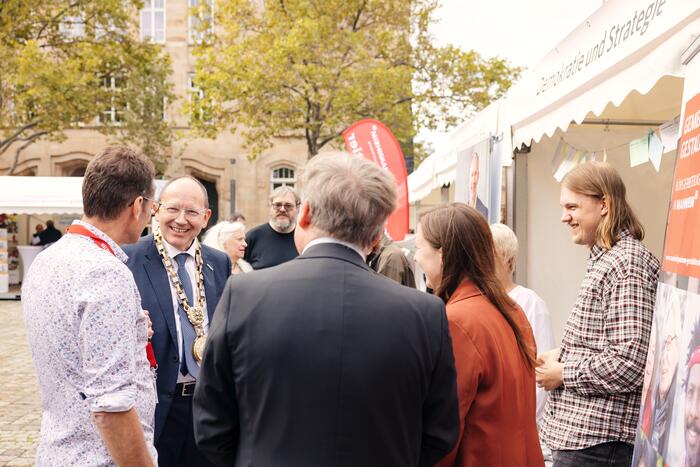 Oberbürgermeister Christian Specht an den Ständen, bei denen die Bürgerinnen und Bürger Gegelegenheit zum Austausch mit der Stadtverwaltung hatten