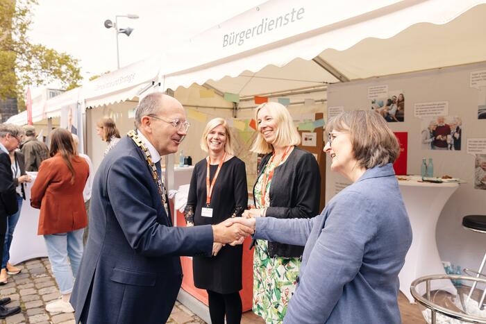 Oberbürgermeister Christian Specht an den Ständen, an denen Bürgerinnen und Bürger Gelegenheit zum Austausch mit der Stadtverwaltung hatten