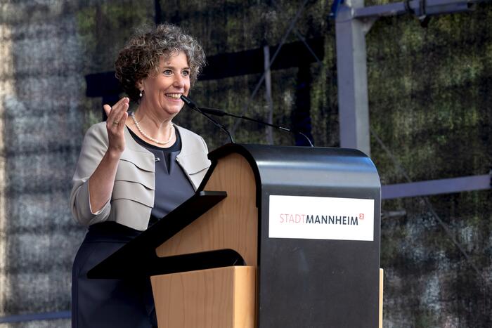 Erste Bürgermeisterin Prof. Dr. Diana Pretzell bei der Begrüßung zur Amtseinführung von Oberbürgermeister Christian Specht auf dem Toulonplatz