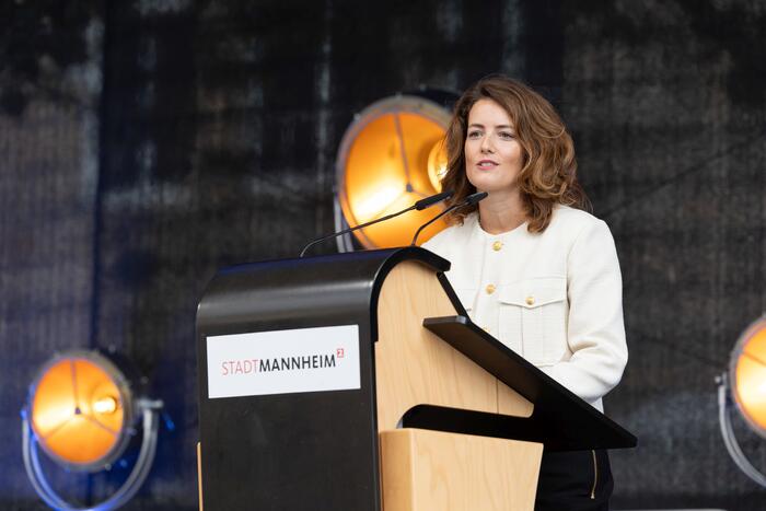 Prof. Dr. Katharina Spraul bei ihrem Vortrag zur Amtseinführung von Oberbürgermeister Christian Specht auf dem Toulonplatz