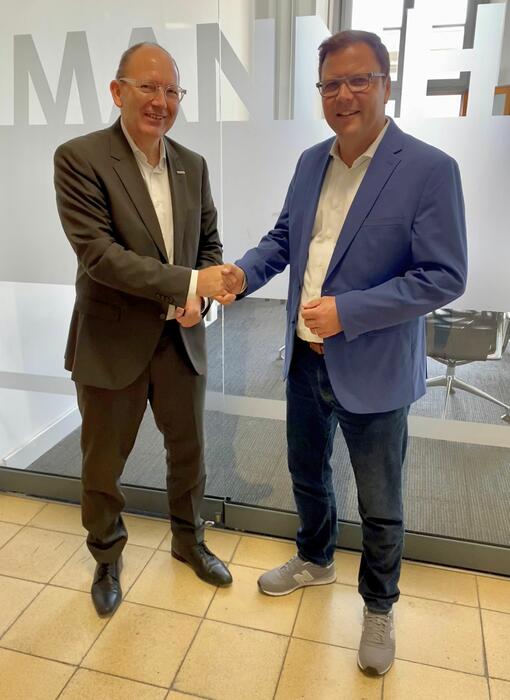 Oberbürgermeister Christian Specht begrüßt Dr. Volker Proffen im Mannheimer Rathaus.