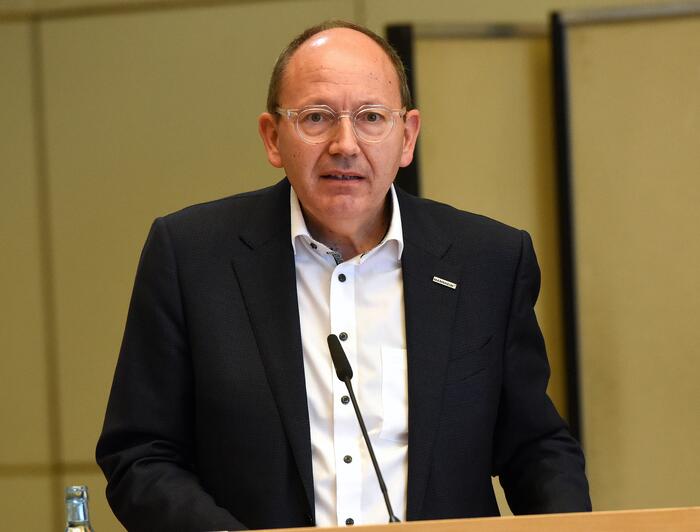 Oberbürgermeister Christian Specht bei der Vorstellung des Entwurfs für den städtischen Haushalt des Jahres 2024.