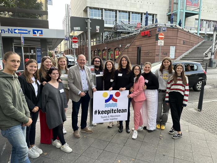 Oberbürgermeister Christian Specht mit Jugendlichen der Projektgruppe #keepitclean